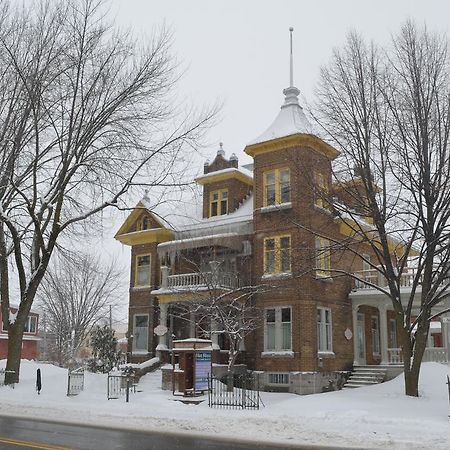Le 100 St-Laurent Louiseville Exteriör bild