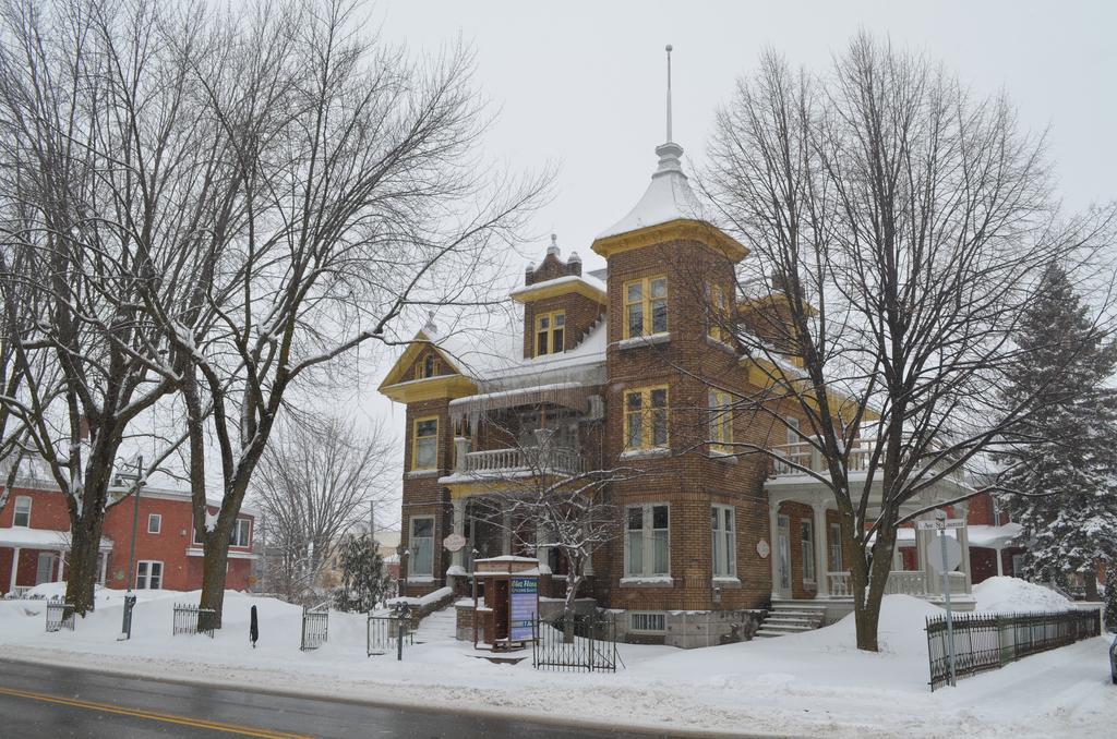Le 100 St-Laurent Louiseville Exteriör bild